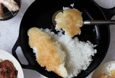 Rijst in rijstkoker bakt aan